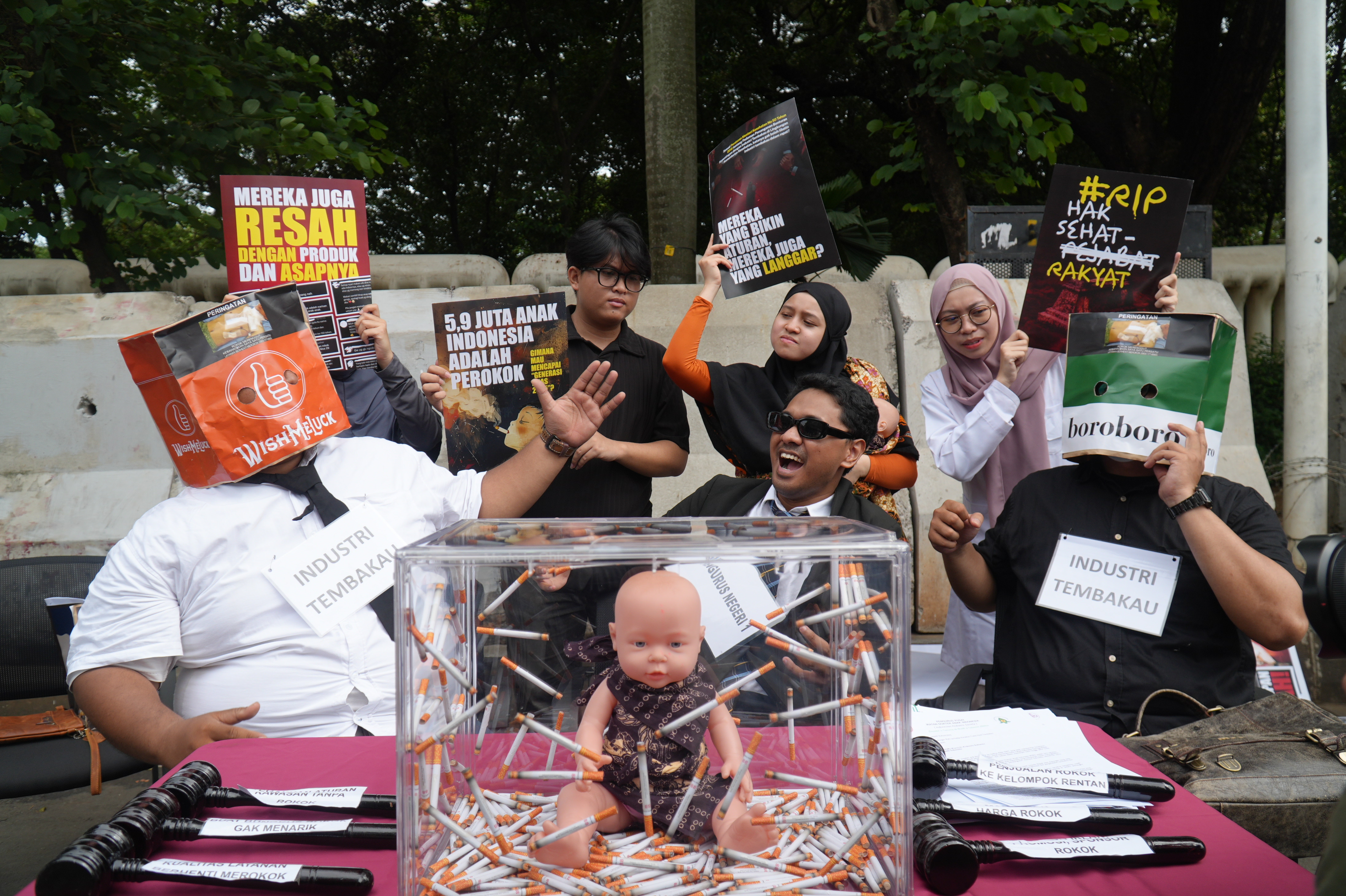 Aksi Peringatan Hari Kesehatan Nasional: Hentikan Kompromi dengan Korporasi Rokok